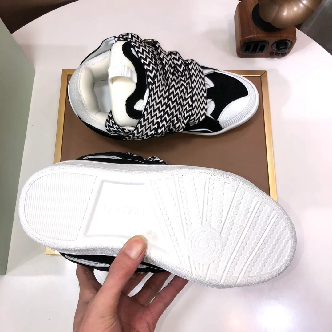 Men's men's shoes💰820💰[LANVIN] The latest lace-up fashionable casual couple sneakers, high-quality CLAY couple series‼ ️ The latest trendy products of the season 🌈Many bloggers have planted grass and purchased the original open-mold customization. The upper and outsole are sewn with mark threads without edge sealing. A variety of material splicing combination design. Very versatile for fashionable and casual wear. Comfortable on the feet. Self-recommended. Upper cowhide + cow suede + breathable mesh lining. Foot-padding cowhide. Exclusive original open-mold clear logo rubber outsole ⚠️Couple standard size 36-40 for women and 38-44 for men.